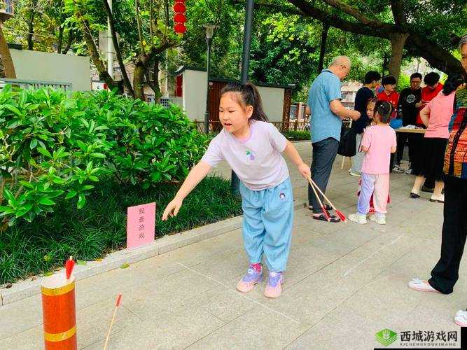 一小孩跟姐姐玩萝卜游戏:童趣无限的欢乐时光
