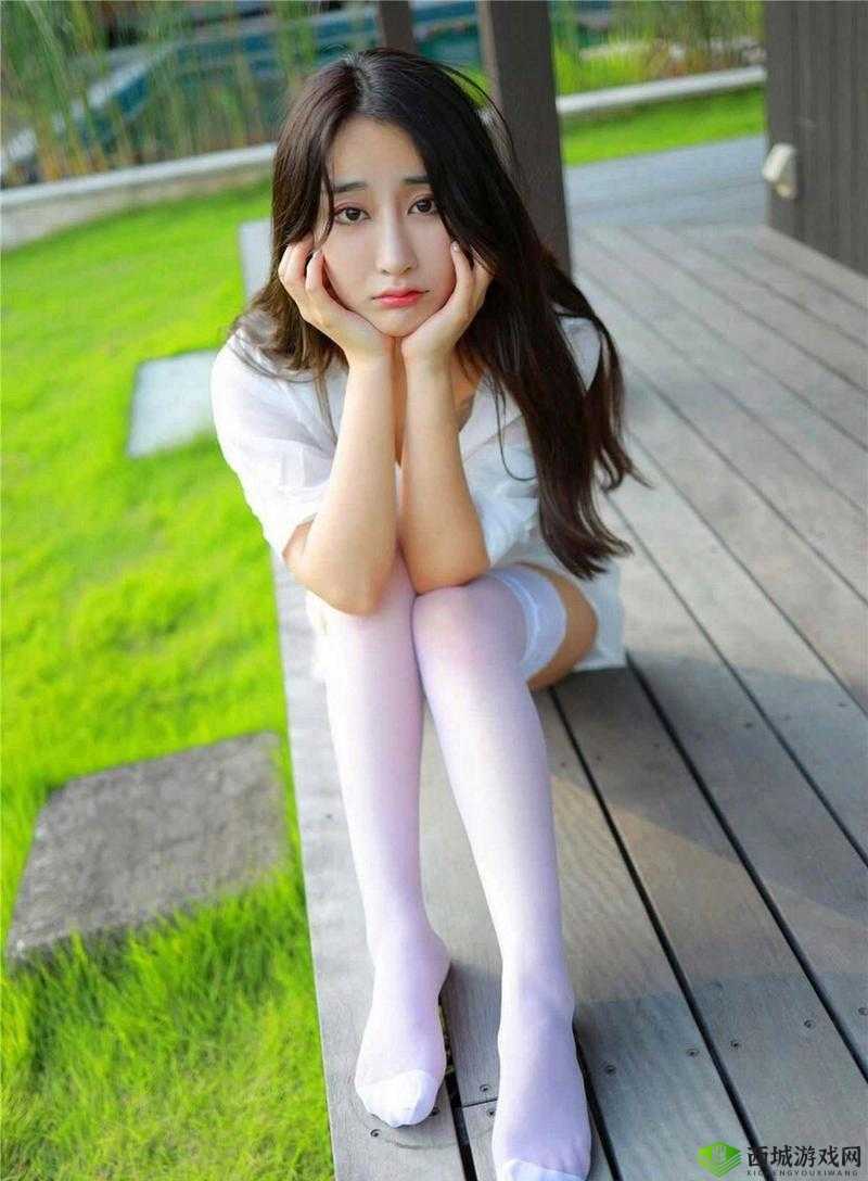 白丝校花:扒开美腿的秘密